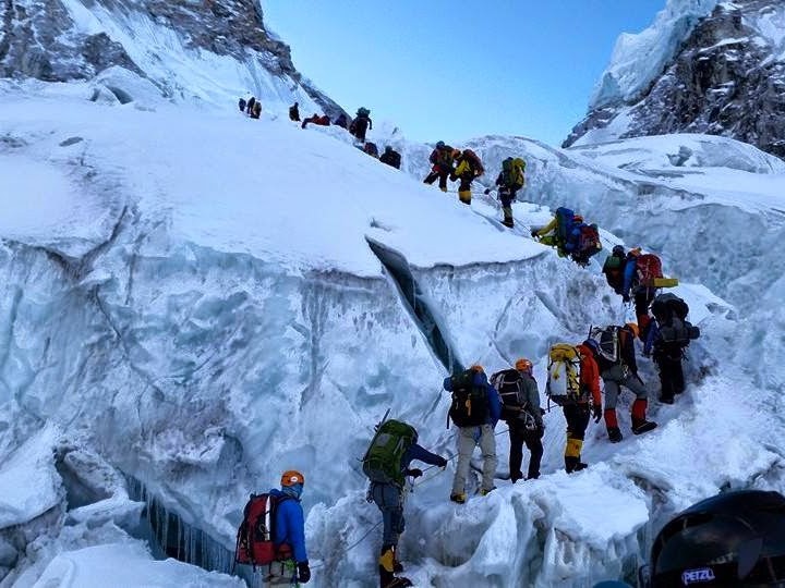 धौलागिरि आरोहण गर्न १३ पर्यटक बेसक्याम्पतर्फ